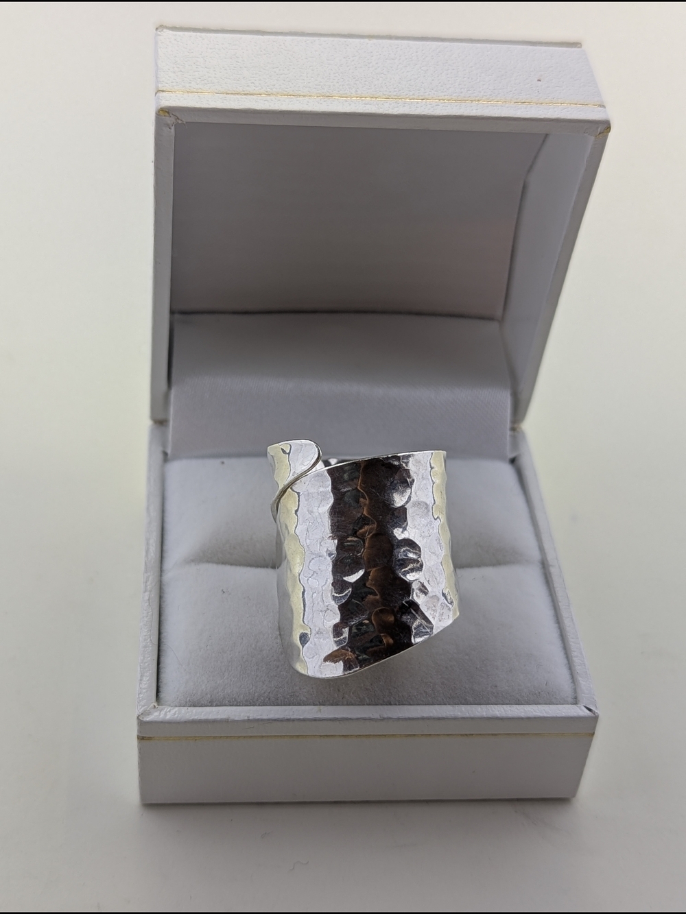 🌟 Stunning .925 Sterling Silver Hammered Statement Ring  🌟